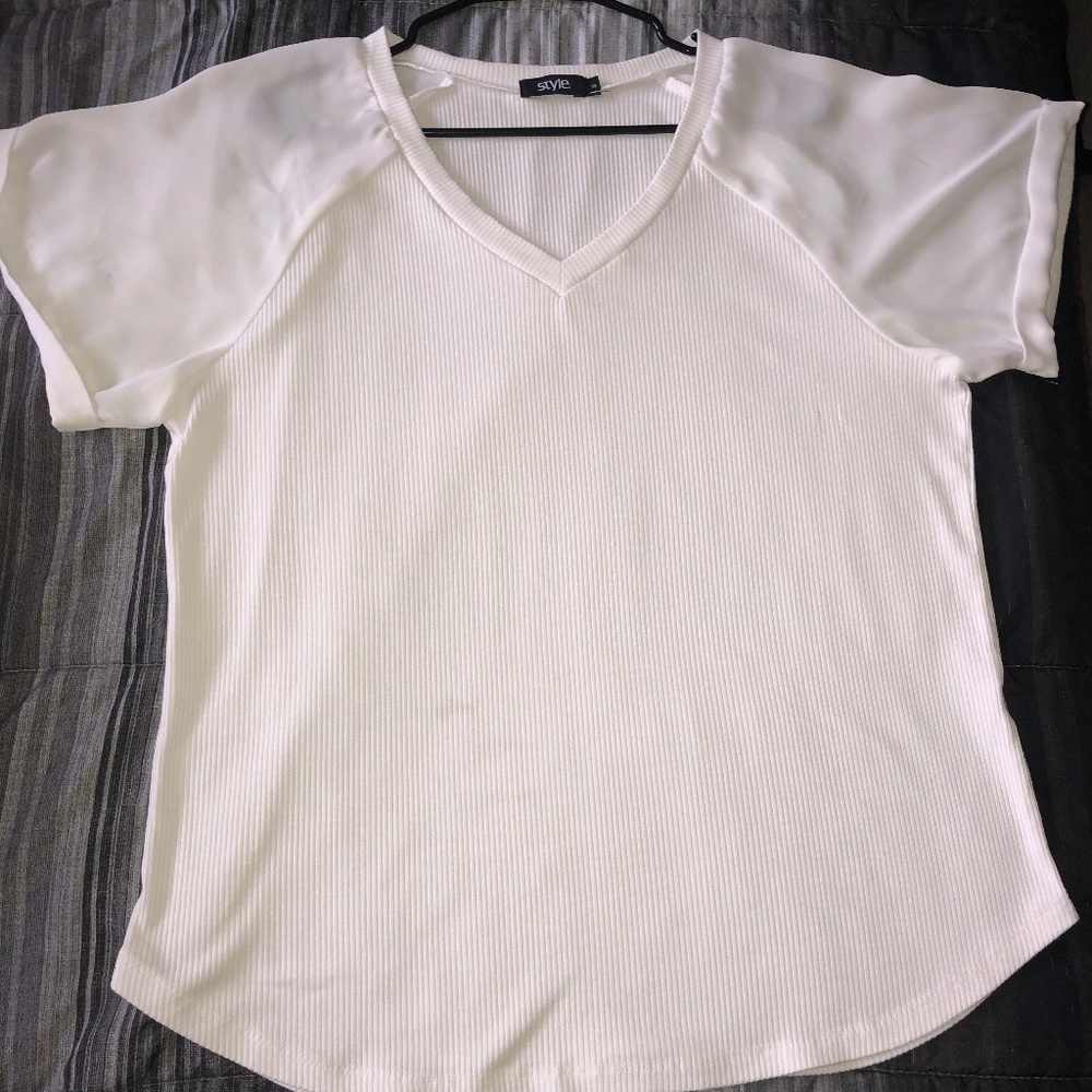 STYLE Women's white top, V neck/ size 18.